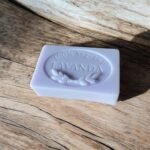 Jabón artesanal de glicerina con aceite esencial de lavandín
